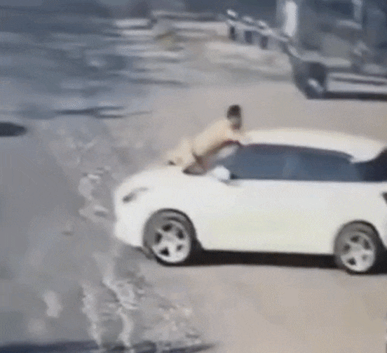 नबालिग चला रहा था बिना नंबर प्लेट की कार, पुलिसकर्मी को बोनट पर घसीटा, देखें वीडियो