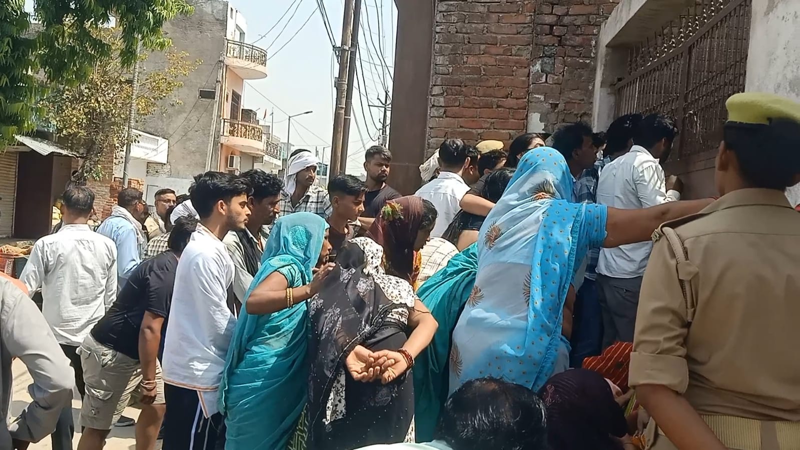 Army Soldier Murdered in Kanpur: जवान के घर के बाहर लगी लोगों की भीड़. 