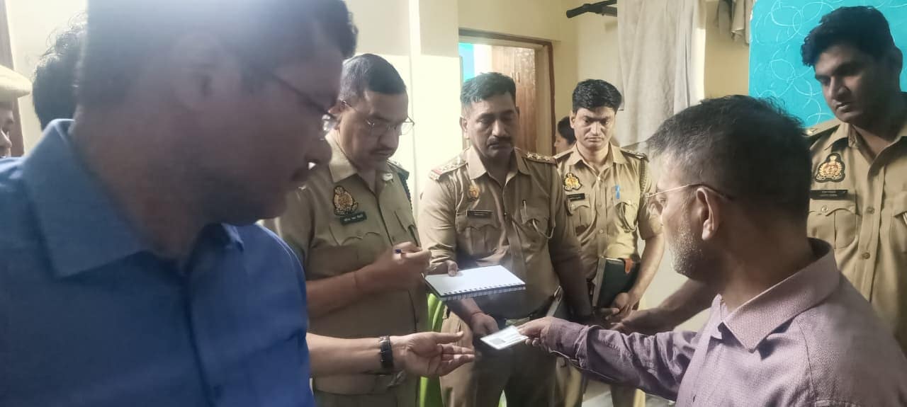 पुलिस को आधार कार्ड दिखाता आरोपी पिता. 