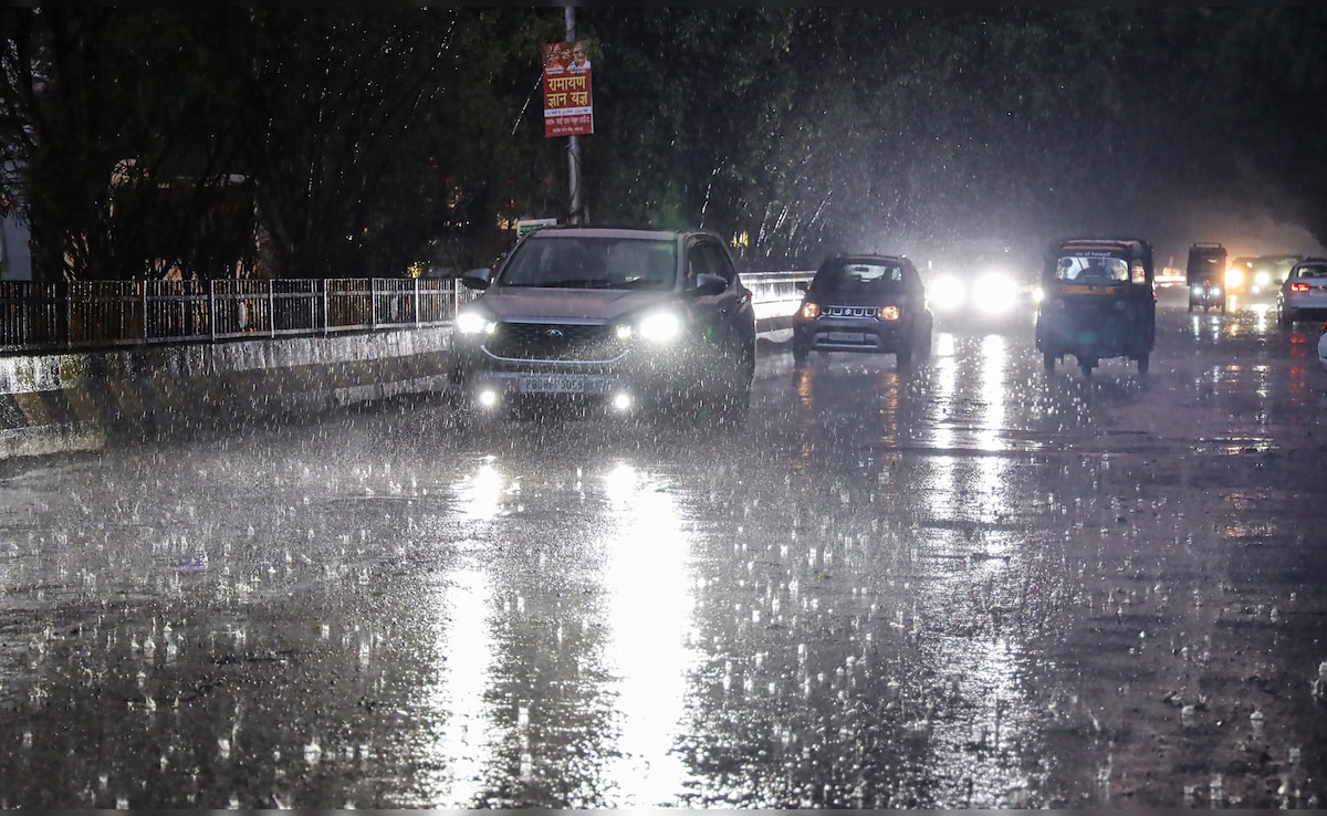 UP Weather: यूपी में आंधी-बारिश का दौर जारी, पश्चिमी विक्षोभ का आज भी दिखेगा असर; जानिए कब तक रहेगा ऐसा मौसम