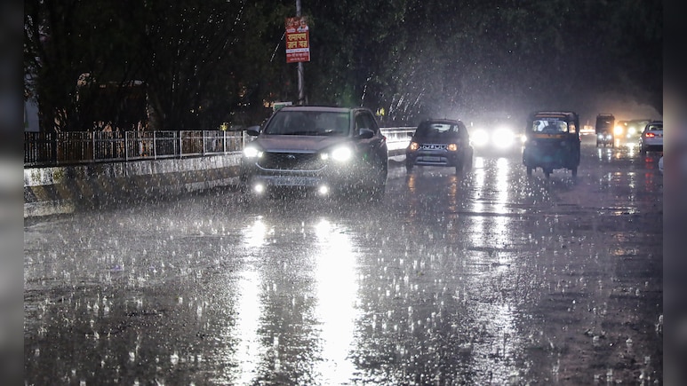 UP Weather: यूपी में आंधी-बारिश का दौर जारी, पश्चिमी विक्षोभ का आज भी दिखेगा असर; जानिए कब तक रहेगा ऐसा मौसम