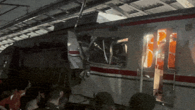 इंडोनेशिया में दो ट्रेनों में खौफनाक टक्कर, बोगी काटकर निकाले जा रहे लोग, कम से कम 7 की मौत- VIDEO