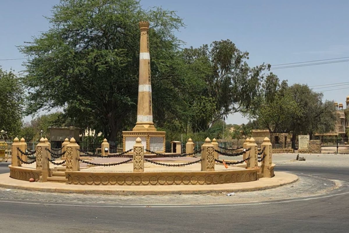 भीषण गर्मी में चौक-चौराहे से लेकर सड़क तक सन्नाटा छाया हुआ है.