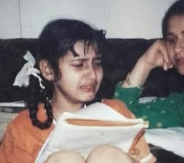 मां के साथ रोते हुए पढ़ाई कर रही यह बच्ची आज है बॉलीवुड की टॉप एक्ट्रेस, पहचाना तो कहलाएंगे सिकंदर