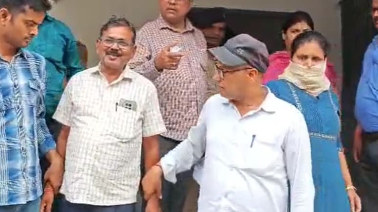 Bihar: महिला की हिम्मत से विजिलेंस के शिकंजे में फंसा राजस्व कर्मचारी, 40000 रुपये रिश्वत लेते गिरफ्तार