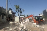 जयपुर में चला बुलडोजर&hellip; 20 करोड़ की सरकारी जमीन से हटाया कब्जा, 11 पक्के मकान भी ढहाए