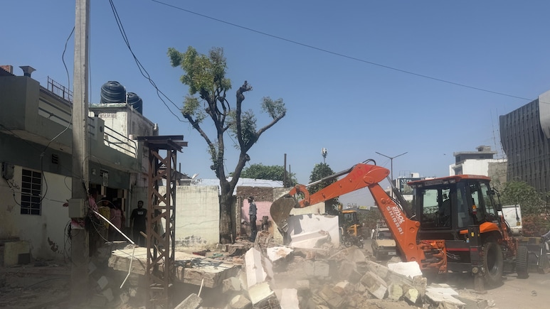 जयपुर में चला बुलडोजर&hellip; 20 करोड़ की सरकारी जमीन से हटाया कब्जा, 11 पक्के मकान भी ढहाए