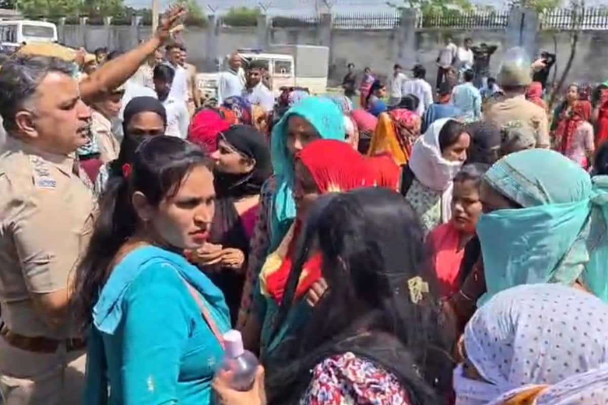 महिला श्रमिक और पुलिस भी आमने-सामने.