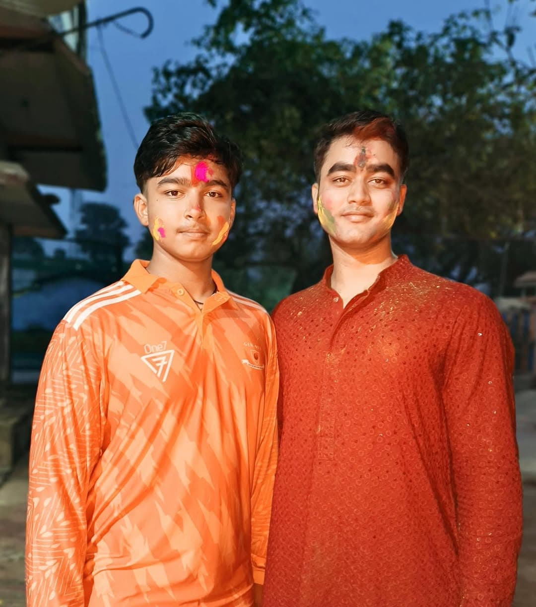 इस तस्वीर में वैभव अपने भाई के साथ खड़े हैं. 