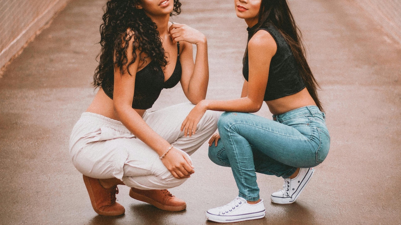 7 Tops For Broad Shoulders That Do Not Look Boxy