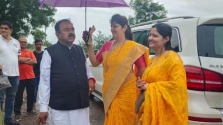 Ashok Kharat Case : रुपाली चाकणकरांच्या बहिणीचं टेन्शन वाढलं, पोलिसांनी पुण्याच्या पत्त्यावर धाडली 'ही' नोटीस