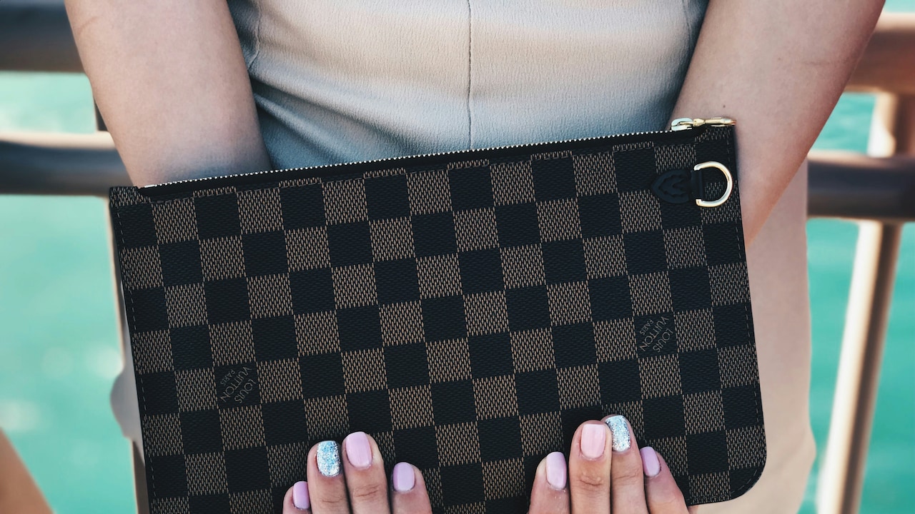 10 Clutch Closure Types to Avoid for a Secure and Stylish Carry