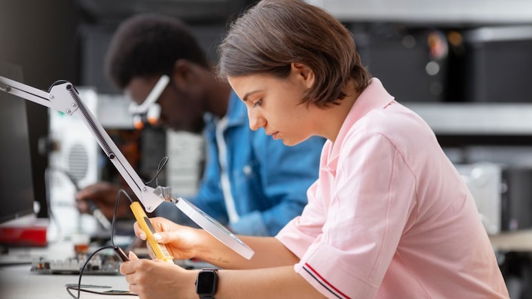 JEE Main के बाद किन इंजीनियरिंग कॉलेजों में मिलता है एडमिशन? जानें IIT के लिए क्या जरूरी