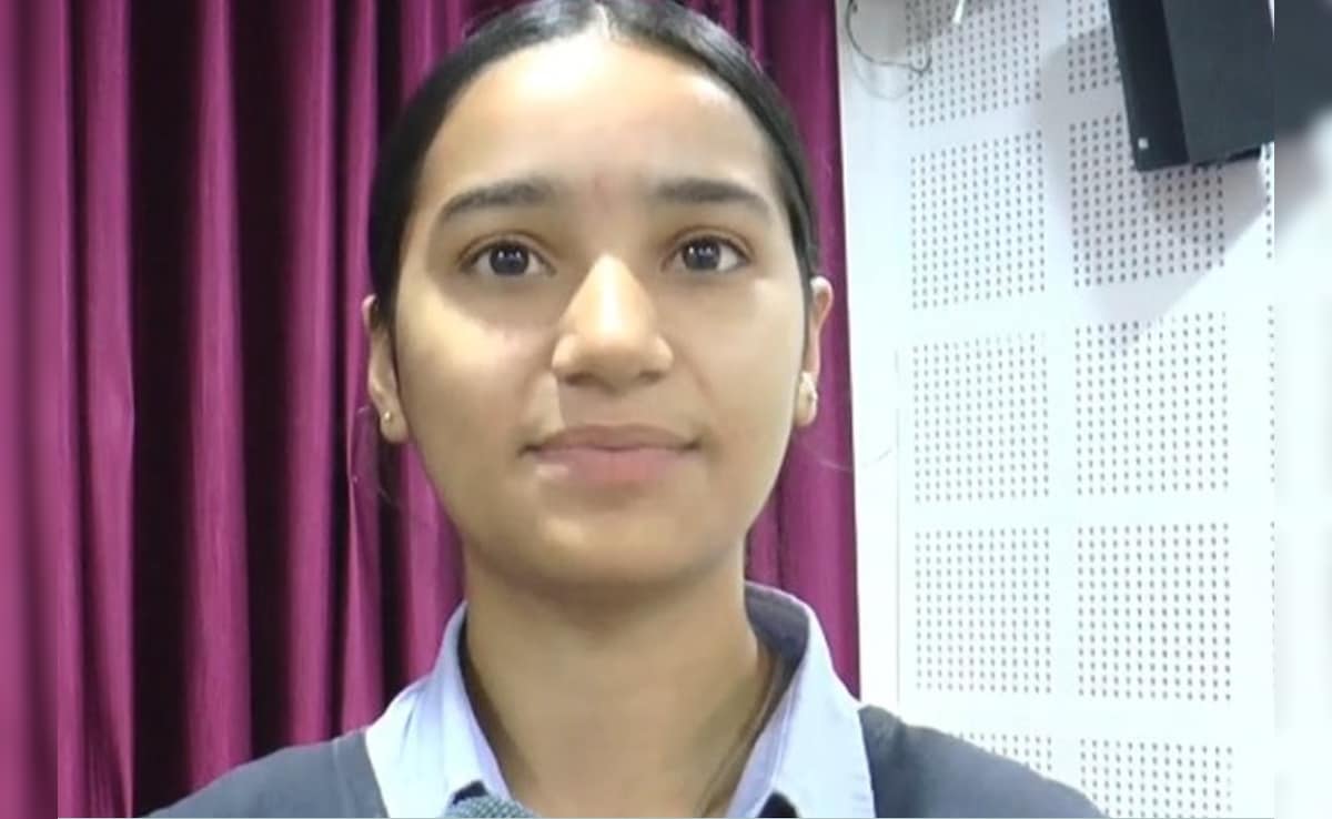 भारत-पाकिस्तान बॉर्डर पर बसे गांव में रहने वाली हर्षिता ने किया कमाल, CBSE 10वीं में हासिल किए 99.8%