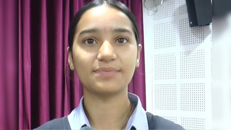 भारत-पाकिस्तान बॉर्डर पर बसे गांव में रहने वाली हर्षिता ने किया कमाल, CBSE 10वीं में हासिल किए 99.8%