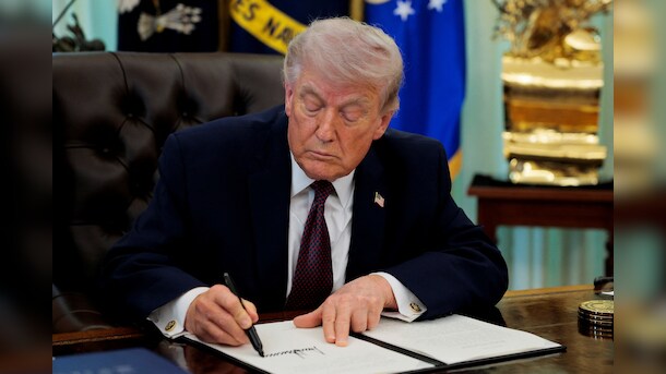 Trump Signs Order To Create Nationwide Voter List, Restricts Mail-In Voting