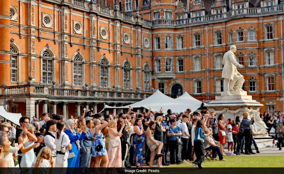 12 GREAT Scholarships For Indian Students To Pursue Postgraduation In UK