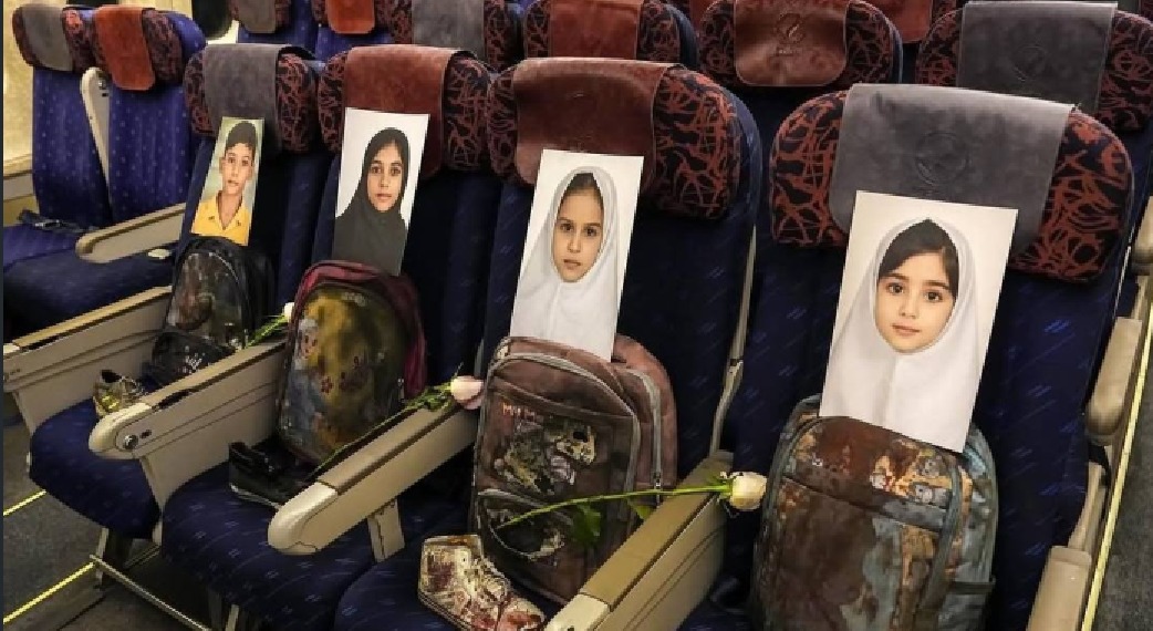 खून से सने बैग और जूते, हमले में मारे गए स्कूली बच्चों की तस्वीरें, ईरान ने वार्ता के पहले दिलाई याद