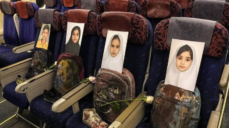 खून से सने बैग और जूते, हमले में मारे गए स्कूली बच्चों की तस्वीरें, ईरान ने वार्ता के पहले दिलाई याद