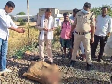 हाईवे पर &lsquo;मौत का बोरा&rsquo;! रोटी-ककड़ी हाथ में, साड़ी के पल्लू से कसकर कौन बांध गया लाश?