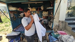 ठेले पर कपड़ा प्रेस कर पालता परिवार, इनकम टैक्स से 598 करोड़ के लेनदेन का मिला नोटिस; बिगड़ी तबीयत
