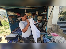 ठेले पर कपड़ा प्रेस कर पालता परिवार, इनकम टैक्स से 598 करोड़ के लेनदेन का मिला नोटिस; बिगड़ी तबीयत