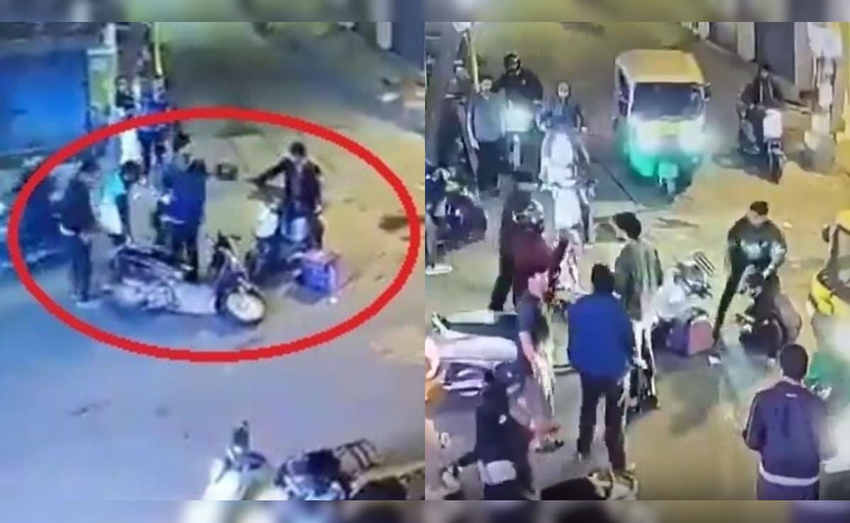 सड़क पर कमजोर को पीट रहे गुंडों को रहागीरों ने सिखाया सबक, ये वीडियो लोगों को कर रहा है जागरूक