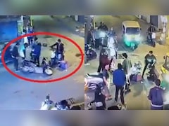 सड़क पर कमजोर को पीट रहे गुंडों को रहागीरों ने सिखाया सबक, ये वीडियो लोगों को कर रहा है जागरूक