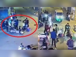 सड़क पर कमजोर को पीट रहे गुंडों को रहागीरों ने सिखाया सबक, ये वीडियो लोगों को कर रहा है जागरूक