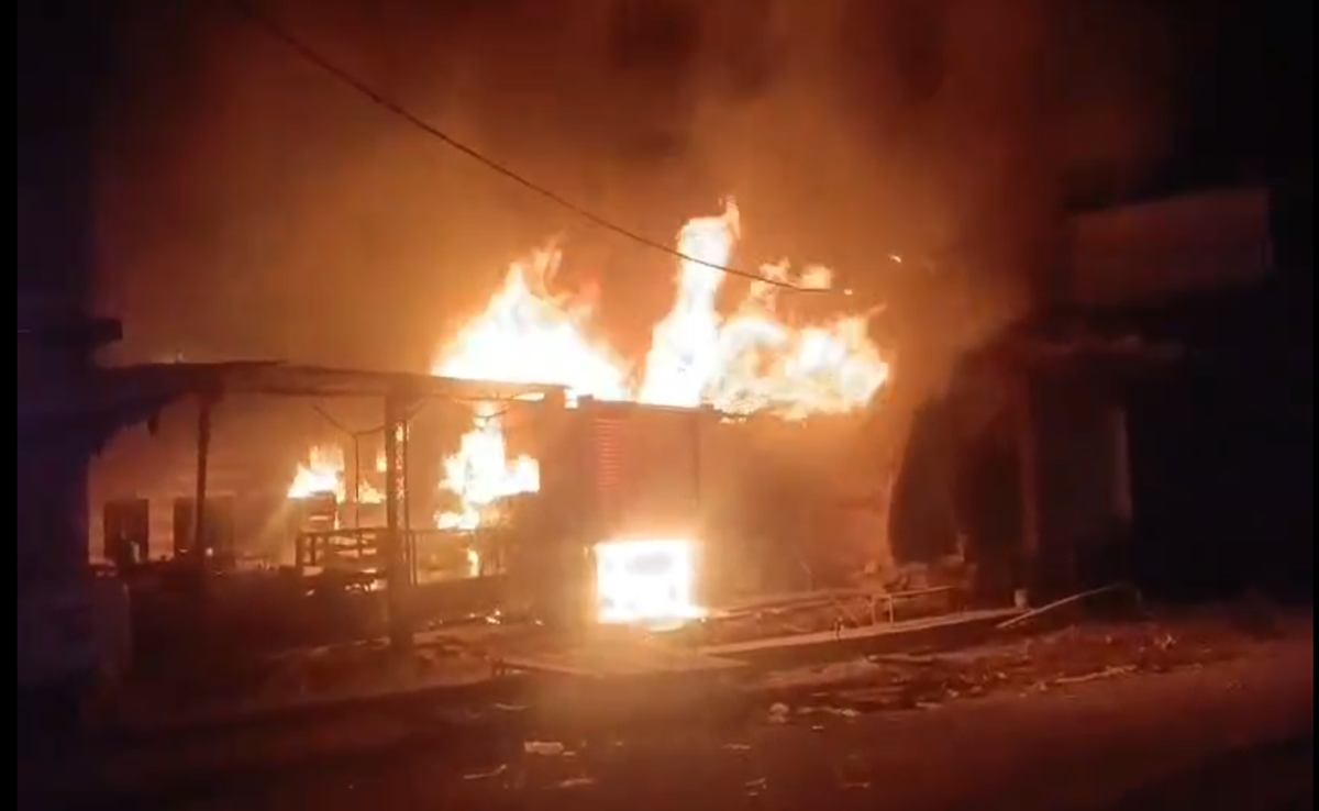 शिवपुरी के पोहरी में भीषण आग; होटल‑किराना‑मोबाइल दुकान जलकर खाक, जानिए कितना हुआ नुकसान