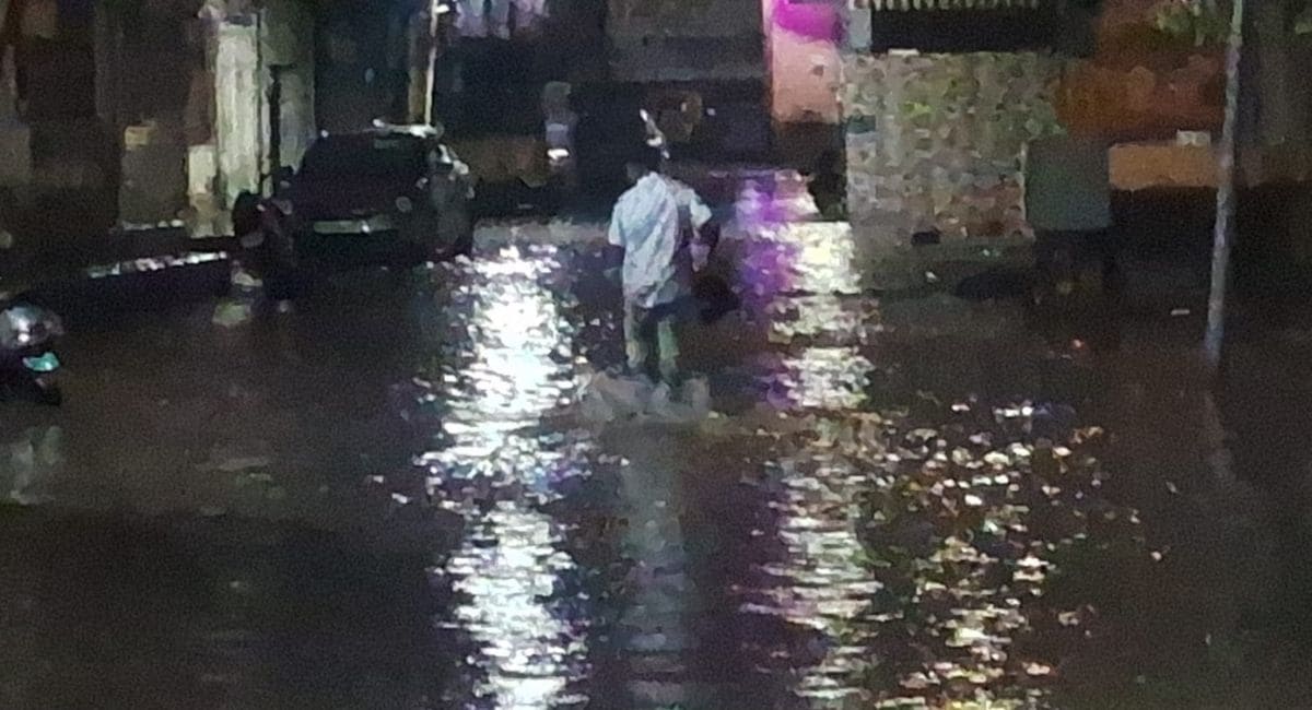 राजस्थान के सीकर में बारिश से सड़क पर पानी भर गया. राजस्थान के सीकर में बारिश से सड़क पर पानी भर गया.