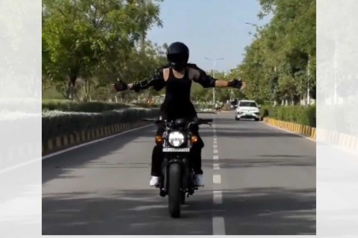 जयपुर: स्टंटबाजी का खुमार पड़ा भारी, हाथ छोड़कर बाइक चलाने वाली युवती पर पुलिस का एक्शन; Video