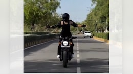 Video: स्टंटबाजी का खुमार पड़ा भारी, हाथ छोड़कर बाइक चलाने वाली युवती पर पुलिस का एक्शन
