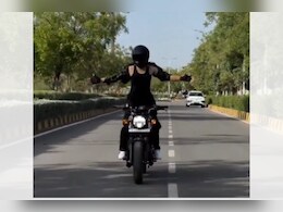 Video: स्टंटबाजी का खुमार पड़ा भारी, हाथ छोड़कर बाइक चलाने वाली युवती पर पुलिस का एक्शन