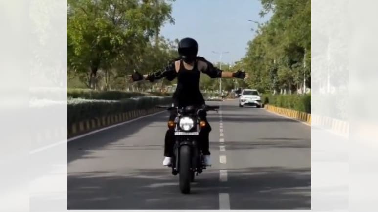 Video: स्टंटबाजी का खुमार पड़ा भारी, हाथ छोड़कर बाइक चलाने वाली युवती पर पुलिस का एक्शन