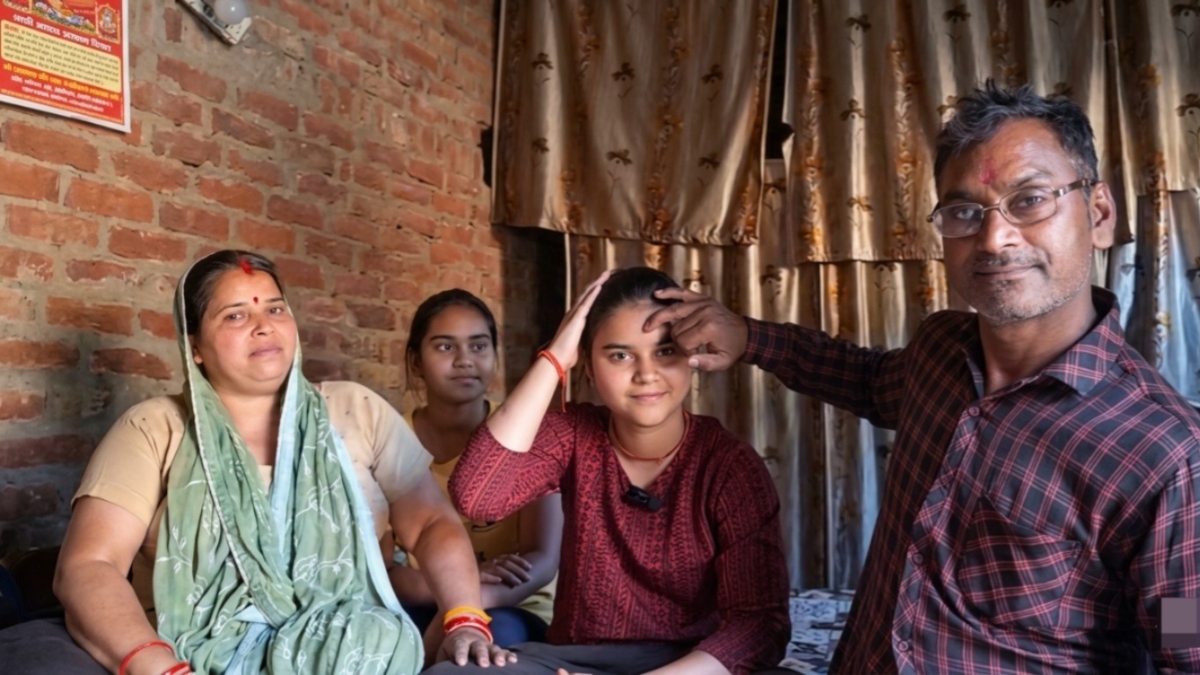 मां दिव्यांग-पिता किसान, बेटी बनी टॉपर, ताना मारने वाले भी कर रहे गर्व; खिला रहे मिठाई