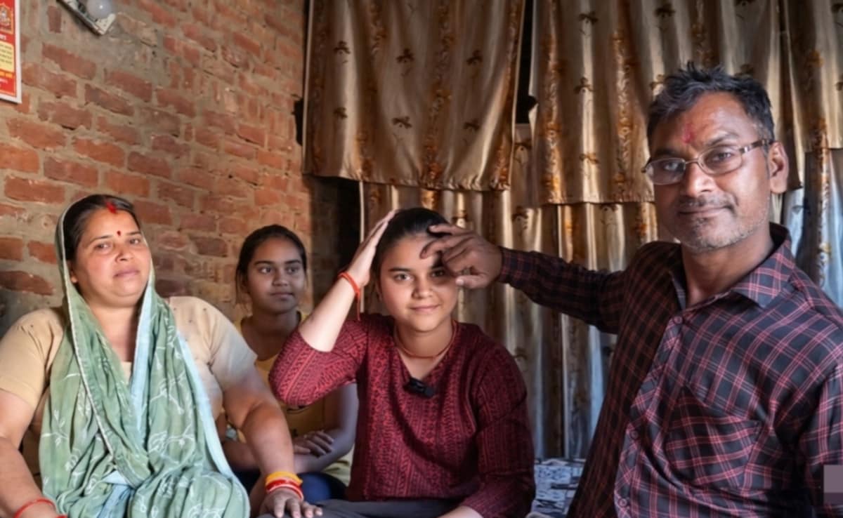 मां दिव्यांग-पिता किसान, बेटी बनी टॉपर, ताना मारने वाले भी कर रहे गर्व; खिला रहे मिठाई