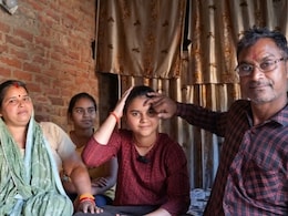 मां दिव्यांग-पिता किसान, बेटी बनी टॉपर, ताना मारने वाले भी कर रहे गर्व; खिला रहे मिठाई