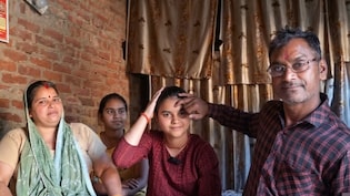 मां दिव्यांग-पिता किसान, बेटी बनी टॉपर, ताना मारने वाले भी कर रहे गर्व; खिला रहे मिठाई