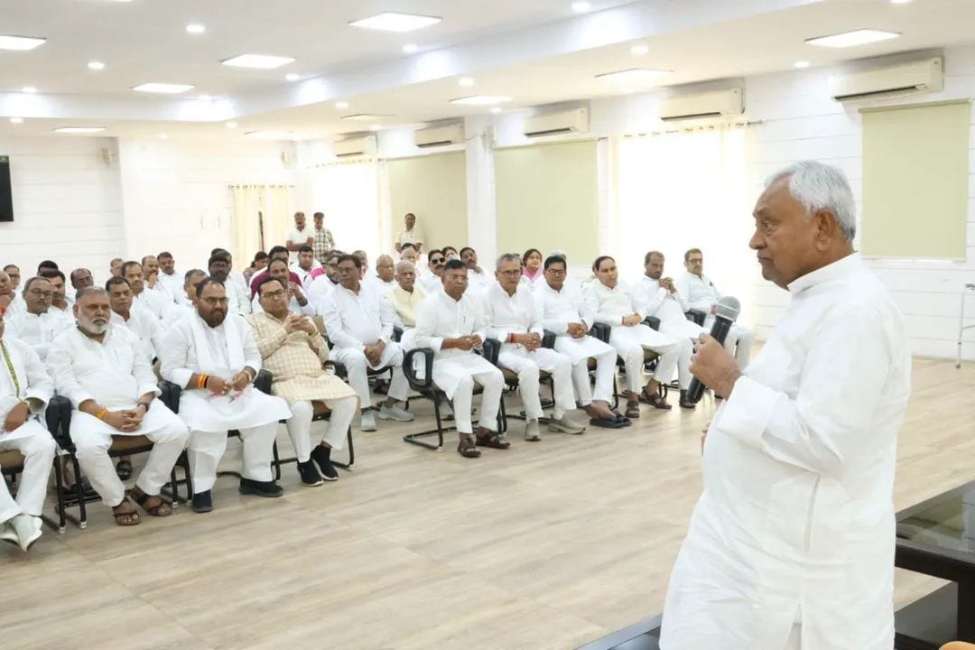 JDU विधानमंडल की बैठक में विधायकों को संबोधित करते पूर्व सीएम नीतीश कुमार.