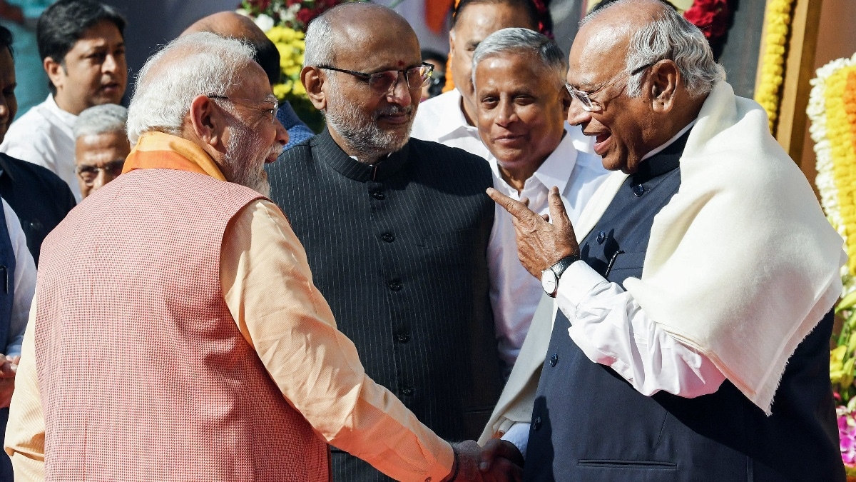 खरगे की किस बात पर हंस दिए पीएम मोदी मोदी, दोस्तों की तरह मिले राजनीतिक प्रतिद्वंद्वी