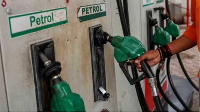 तेल कंपनियों की उड़ी नींद, पेट्रोल पर 14 तो डीजल पर 18 रुपये प्रति लीटर हो रहा नुकसान