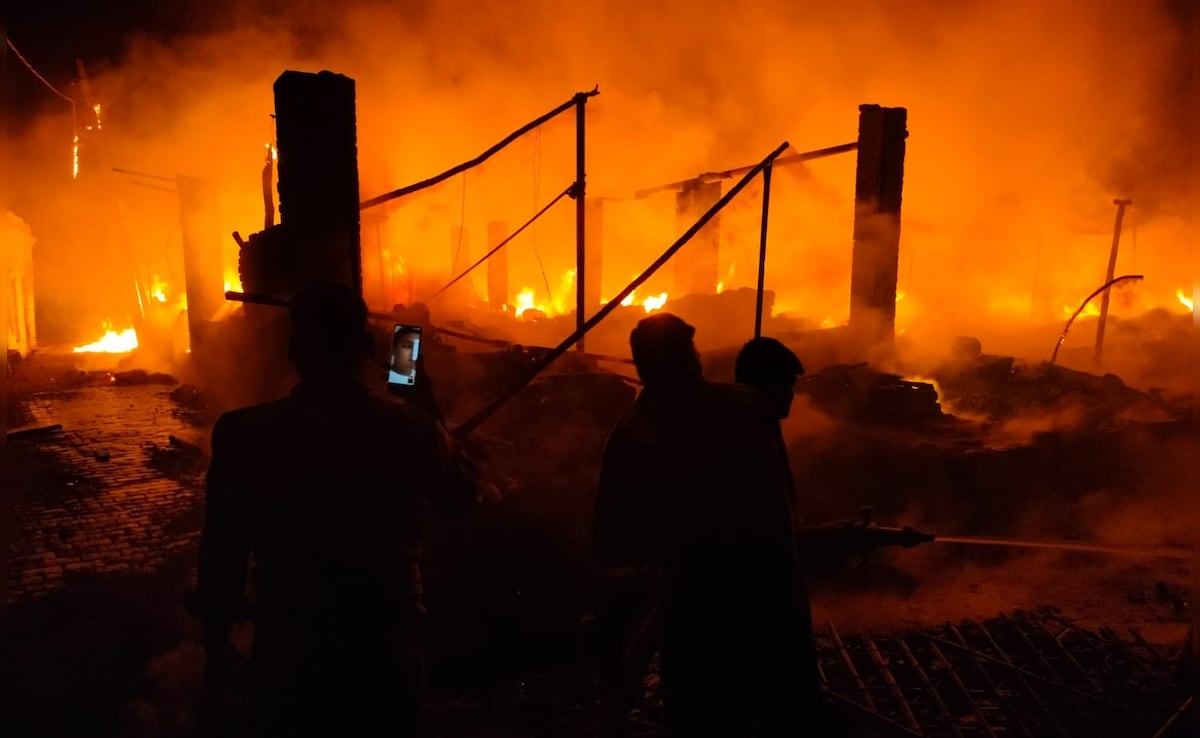 UP News: शिकोहाबाद सब्जी मंडी में भीषण आग, जान और दुकान बचाने की मची अफरा-तफरी, 40 से अधिक दुकानें जलकर राख