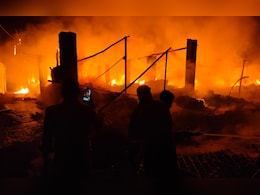 UP News: शिकोहाबाद सब्जी मंडी में भीषण आग, जान और दुकान बचाने की मची अफरा-तफरी, 40 से अधिक दुकानें जलकर राख