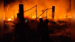 UP News: शिकोहाबाद सब्जी मंडी में भीषण आग, जान और दुकान बचाने की मची अफरा-तफरी, 40 से अधिक दुकानें जलकर राख