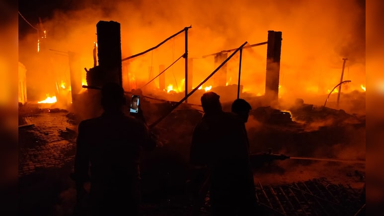 UP News: शिकोहाबाद सब्जी मंडी में भीषण आग, जान और दुकान बचाने की मची अफरा-तफरी, 40 से अधिक दुकानें जलकर राख