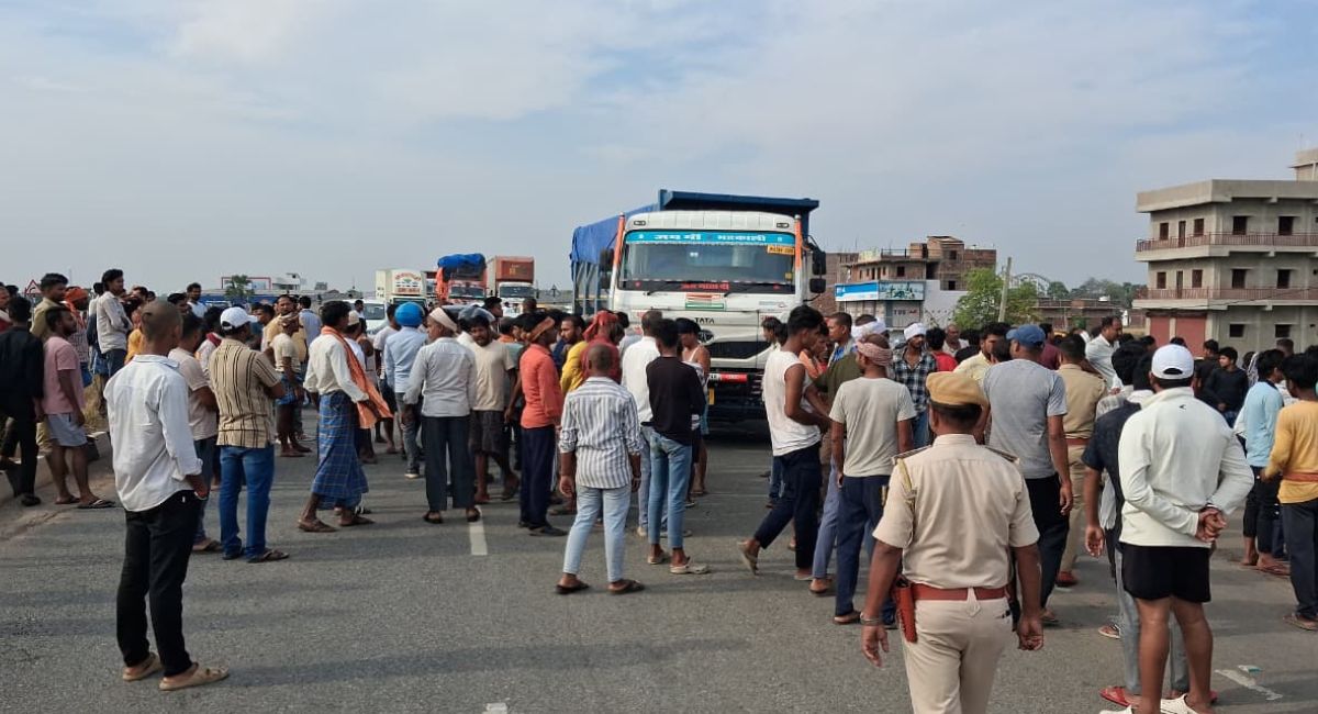 बच्चे की हत्या का आरोप लगाते हुए हाईवे जाम कर दिया. 