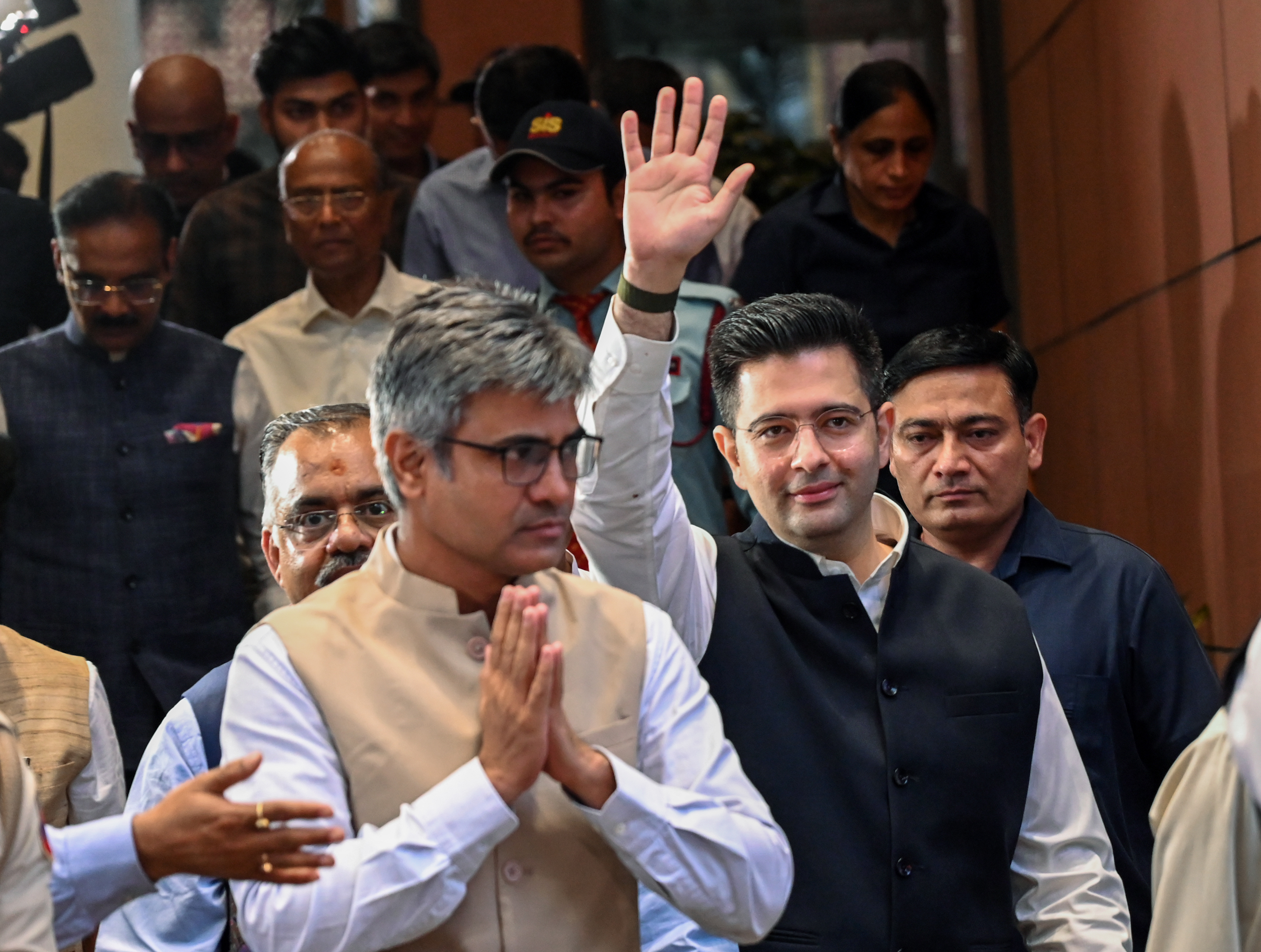 AAP के 7 सांसदों के पाला बदलने से बदलेगा राज्यसभा का गणित, BJP कैसे केजरीवाल की टेंशन बढ़ाएगी