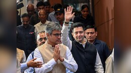 AAP के 7 सांसदों के पाला बदलने से बदलेगा राज्यसभा का गणित, BJP कैसे केजरीवाल की टेंशन बढ़ाएगी