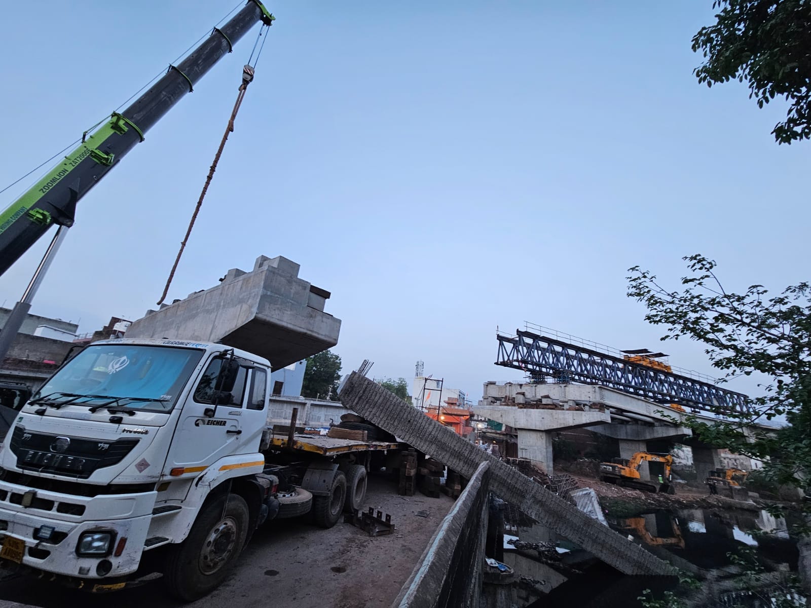 ग्वालियर में बड़ा हादसा: निर्माणाधीन पुल से गिरा भारी गार्डर, श्रमिक घायल